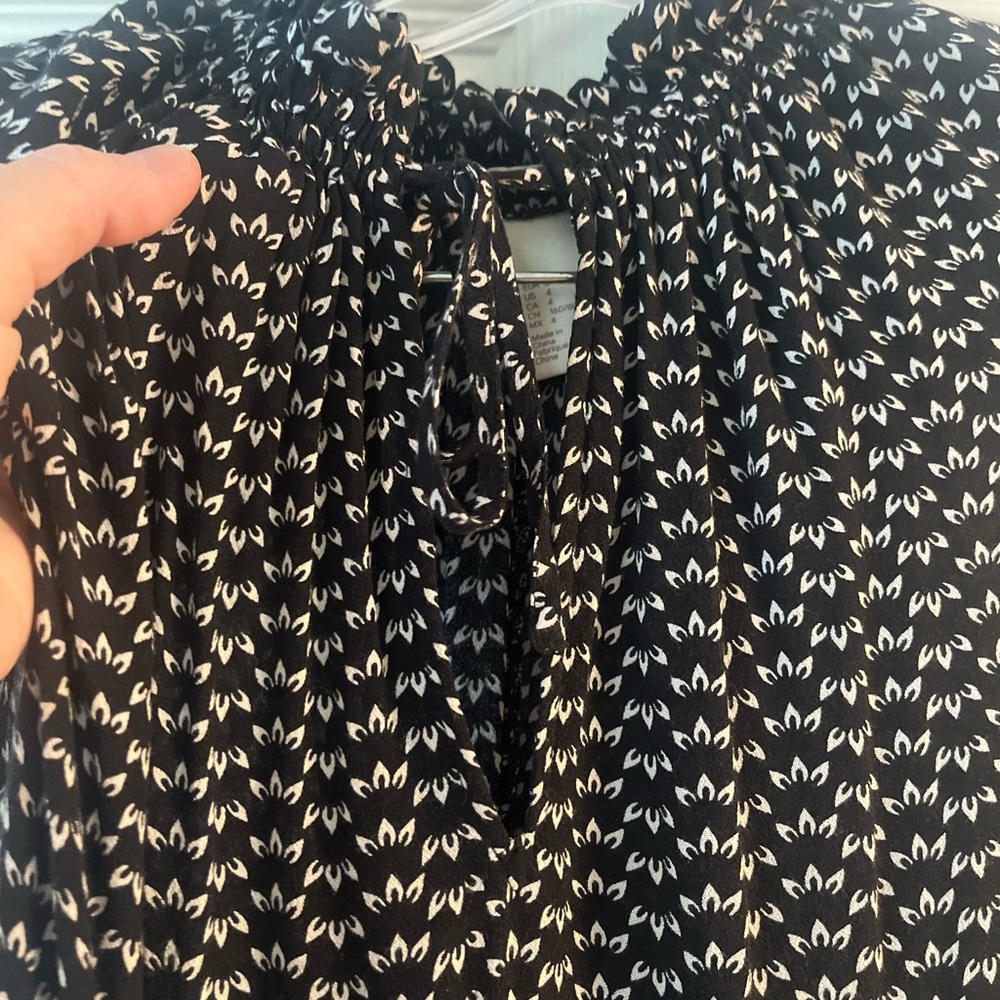 H&M Black and White Sleeveless Blouse - Picture 2 of 5